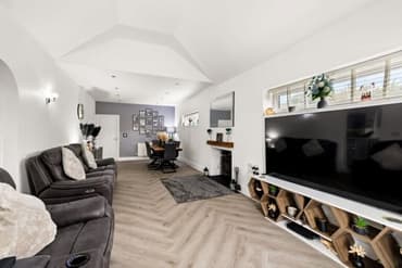 4 bedroom Detached Bungalow in Folkestone, Kent