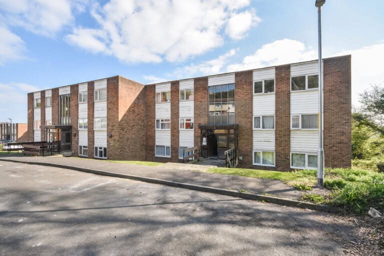2 bedroom Flat in Folkestone, Kent