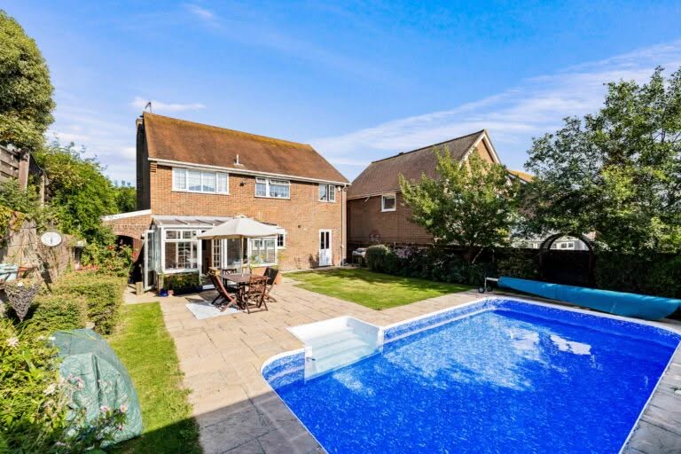 4 bedroom Detached House in Folkestone, Kent