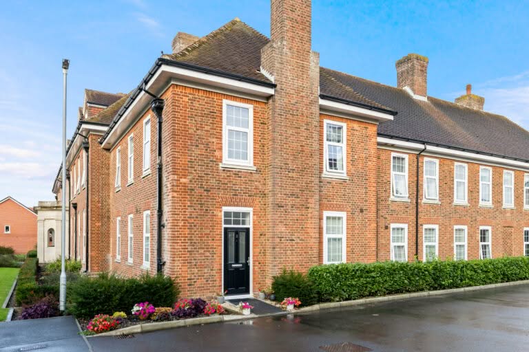 3 bedroom Ground Floor Flat in Folkestone, Kent