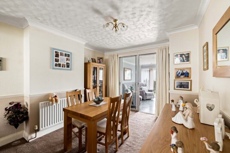 3 bedroom Semi-Detached House in Folkestone, Kent
