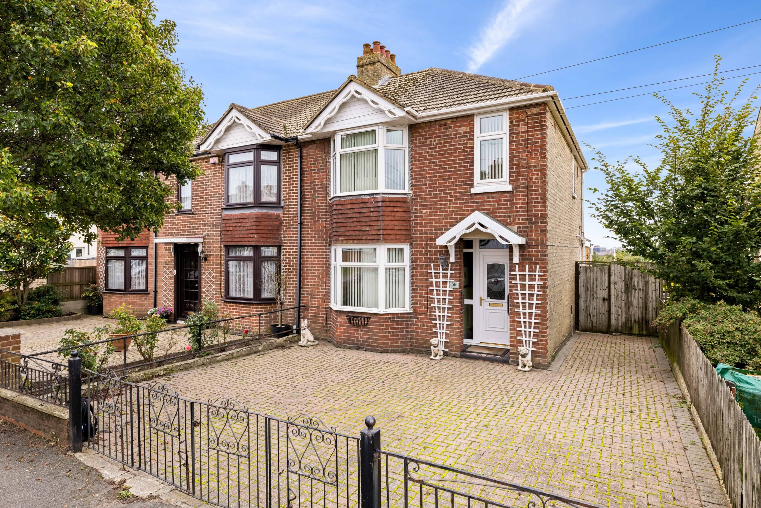 3 bedroom Semi-Detached House in Folkestone, Kent