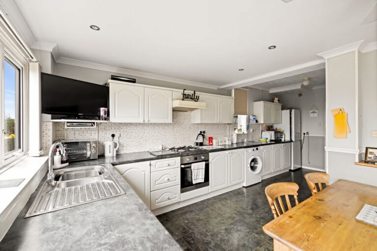 3 bedroom Semi-Detached House in Folkestone, Kent