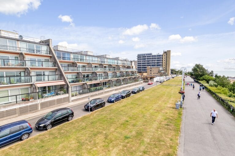 2 bedroom Apartment in Folkestone, Kent