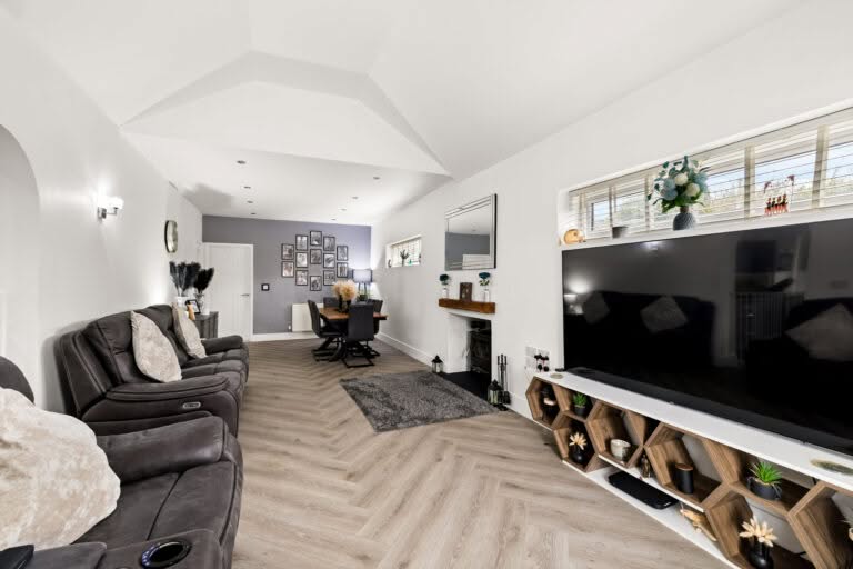 4 bedroom Detached Bungalow in Folkestone, Kent
