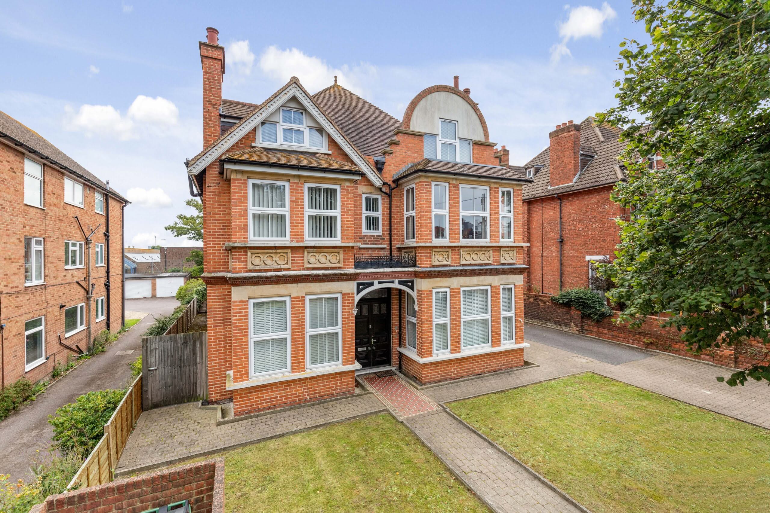 2 bedroom Ground Floor Flat in Folkestone, Kent