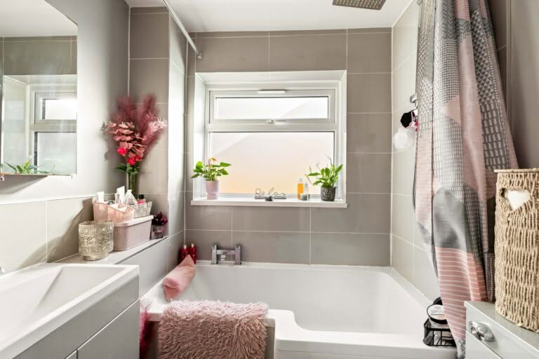 3 bedroom Semi-Detached House in Dover, Kent