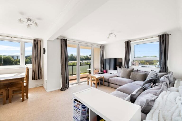 2 bedroom Flat in Folkestone, Kent
