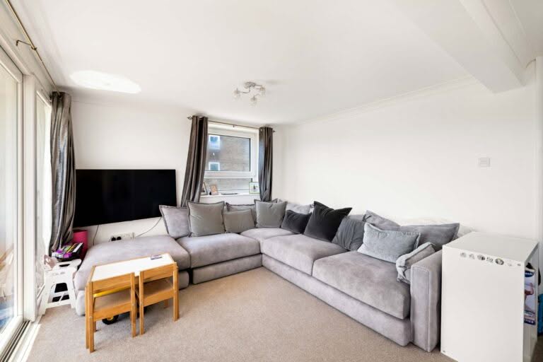 2 bedroom Flat in Folkestone, Kent