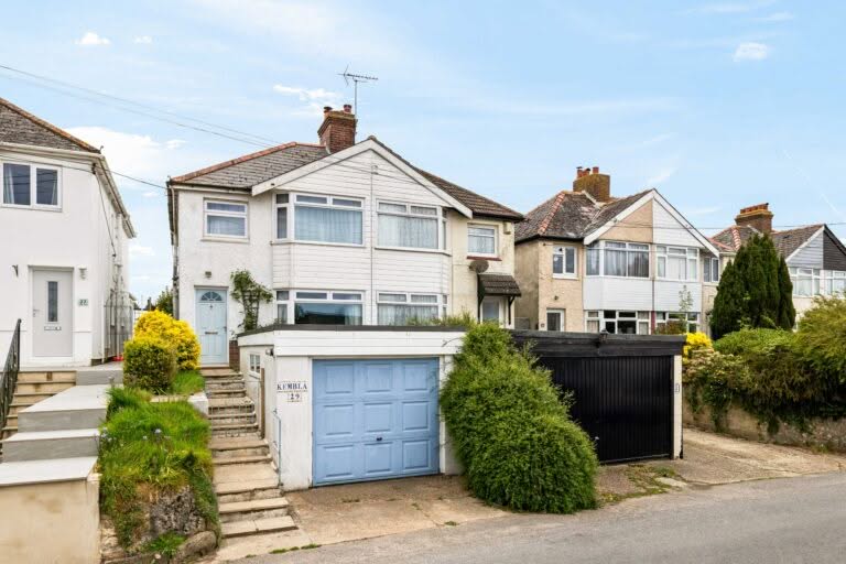 3 bedroom Semi-Detached House in Folkestone, Kent