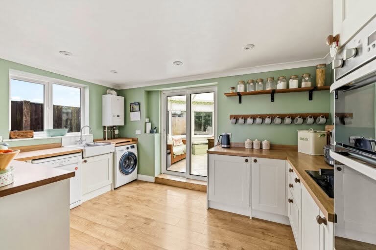 3 bedroom Semi-Detached House in Folkestone, Kent