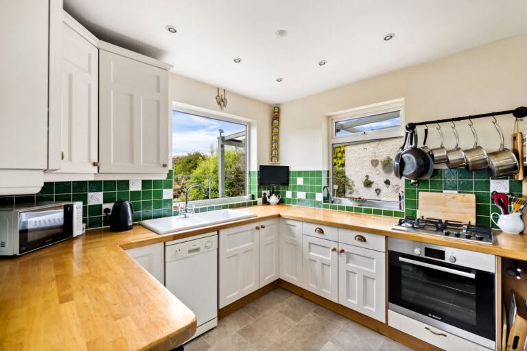 3 bedroom Semi-Detached House in Folkestone, Kent