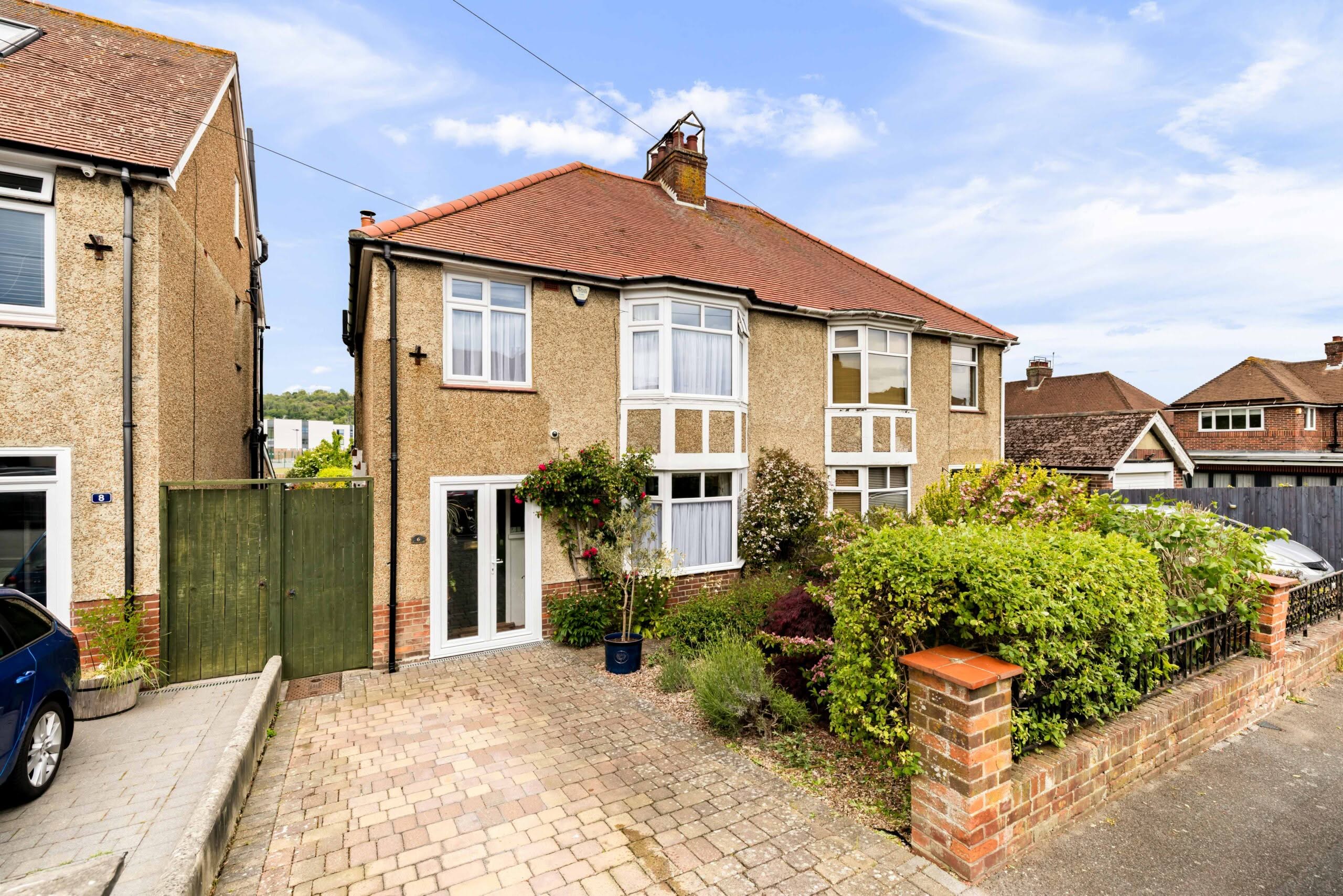 3 bedroom Semi-Detached House in Folkestone, Kent