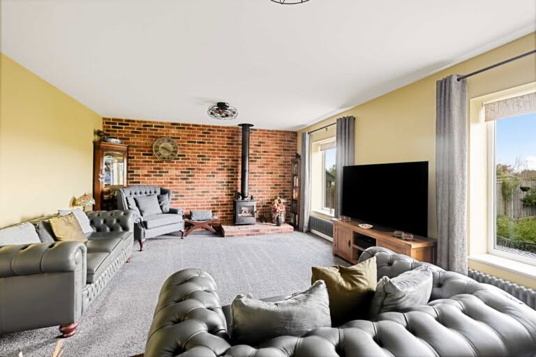 3 bedroom Detached Bungalow in Folkestone, Kent
