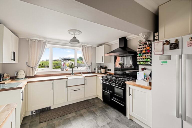 3 bedroom Detached Bungalow in Folkestone, Kent