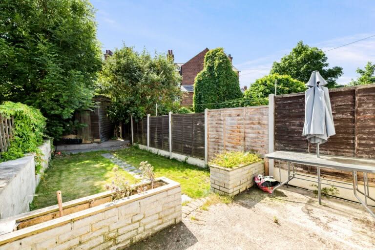 2 bedroom Terraced House in Folkestone, Kent