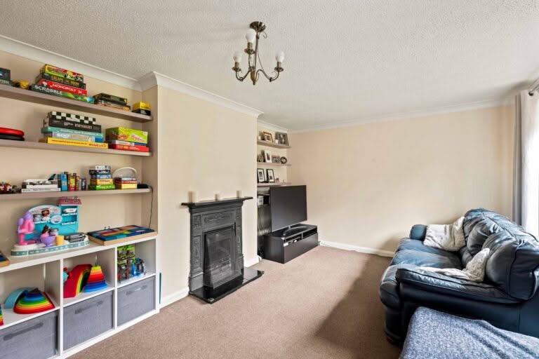 3 bedroom Semi-Detached House in Folkestone, Kent