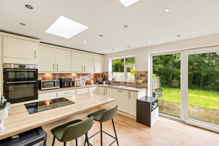 3 bedroom Semi-Detached House in Folkestone, Kent