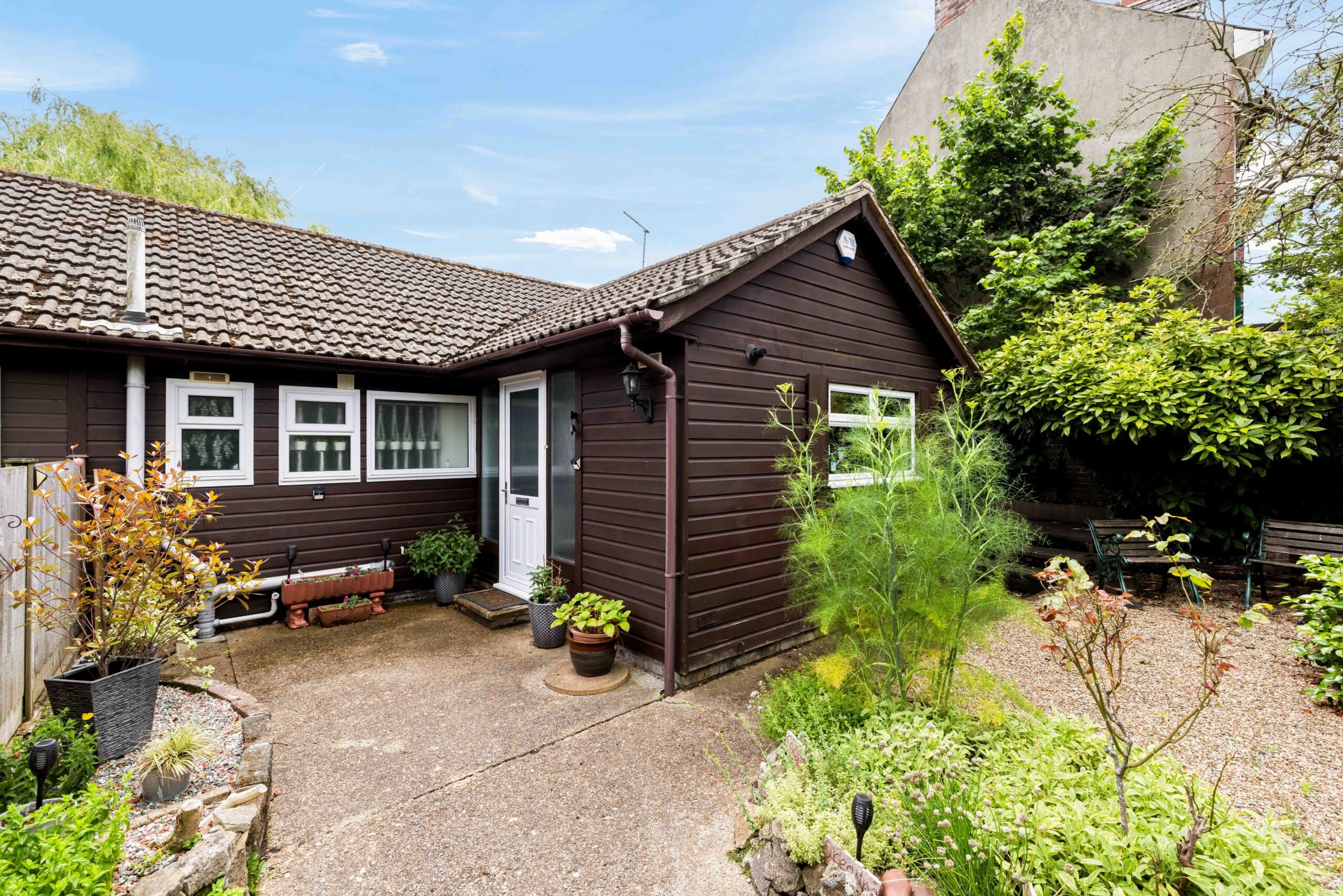 2 bedroom Semi-Detached Bungalow in Dover, Kent