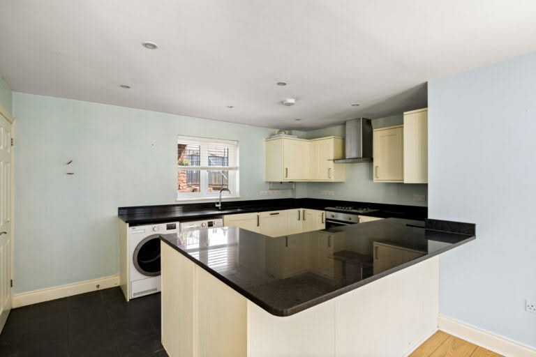 3 bedroom Semi-Detached House in Dover, Kent