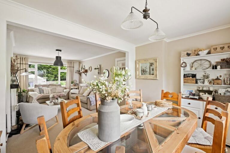 3 bedroom Semi-Detached Bungalow in Folkestone, Kent