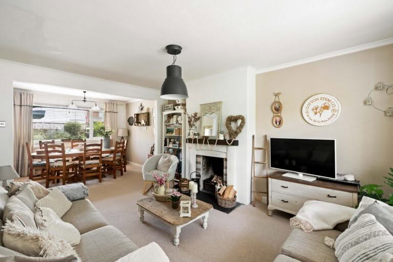 3 bedroom Semi-Detached Bungalow in Folkestone, Kent