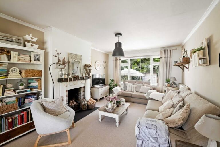 3 bedroom Semi-Detached Bungalow in Folkestone, Kent