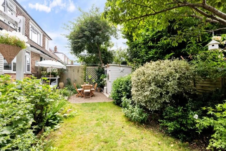 3 bedroom Semi-Detached Bungalow in Folkestone, Kent