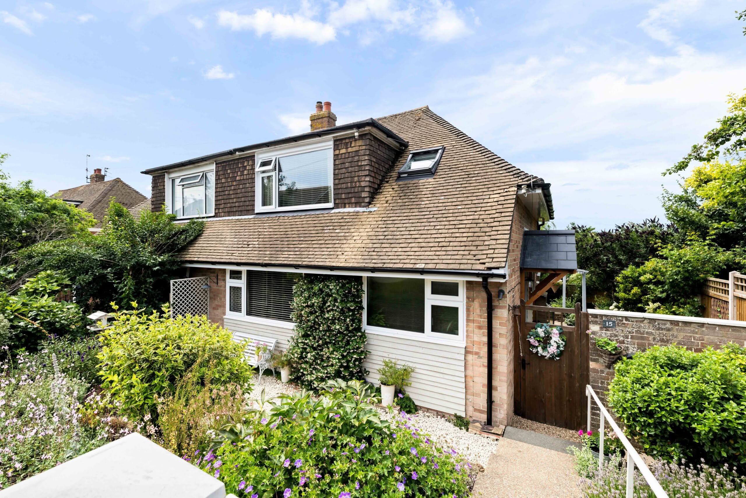 3 bedroom Semi-Detached Bungalow in Folkestone, Kent