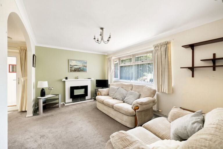 3 bedroom Detached Bungalow in Folkestone, Kent