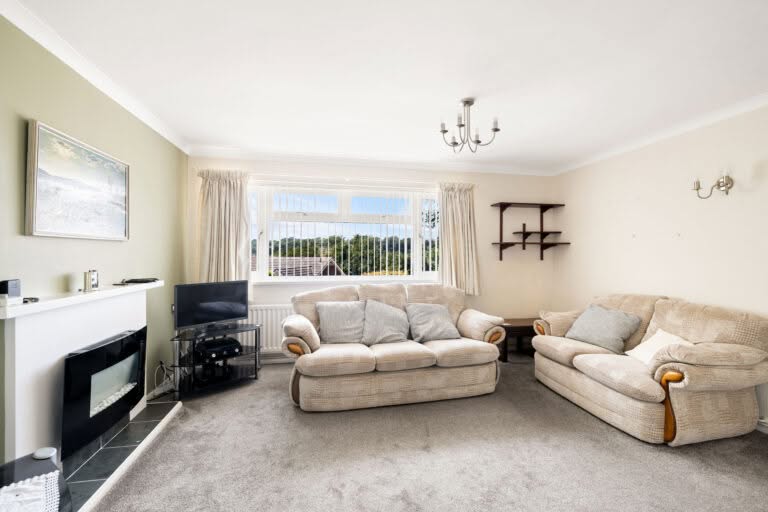 3 bedroom Detached Bungalow in Folkestone, Kent