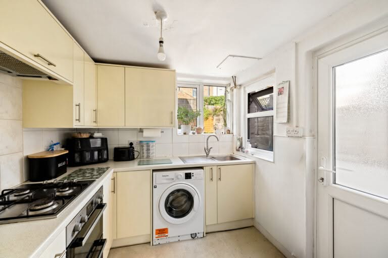 2 bedroom Terraced House in Folkestone, Kent