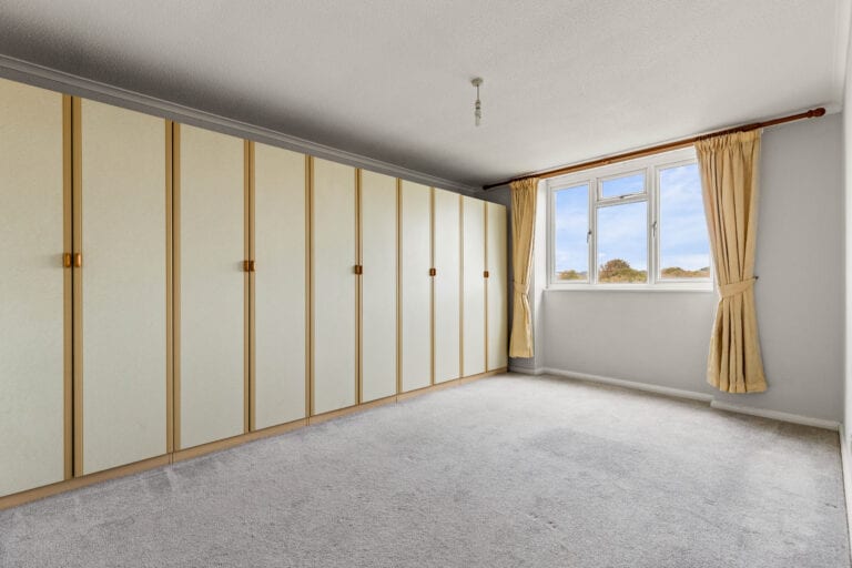 2 bedroom Flat in Folkestone, Kent