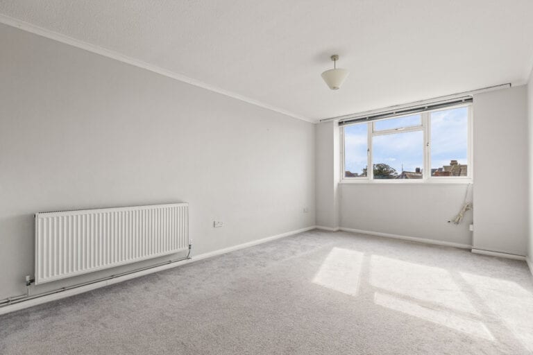 2 bedroom Flat in Folkestone, Kent