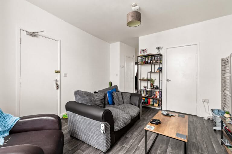 2 bedroom Flat in Folkestone, Kent