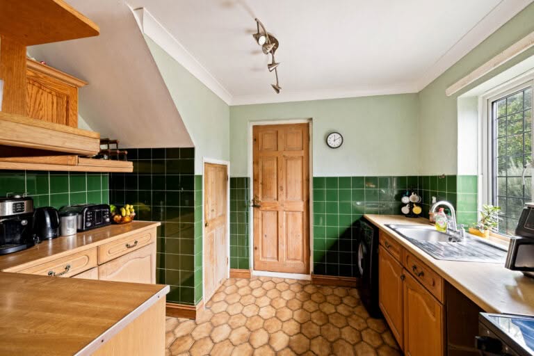 3 bedroom Semi-Detached House in Folkestone, Kent