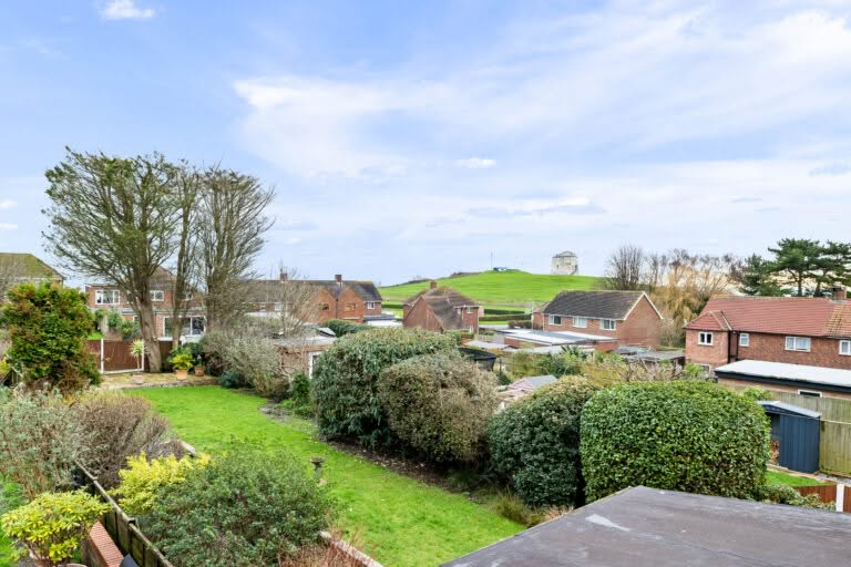 3 bedroom Semi-Detached House in Folkestone, Kent