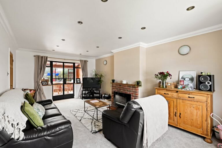 3 bedroom Semi-Detached House in Folkestone, Kent