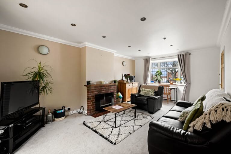 3 bedroom Semi-Detached House in Folkestone, Kent