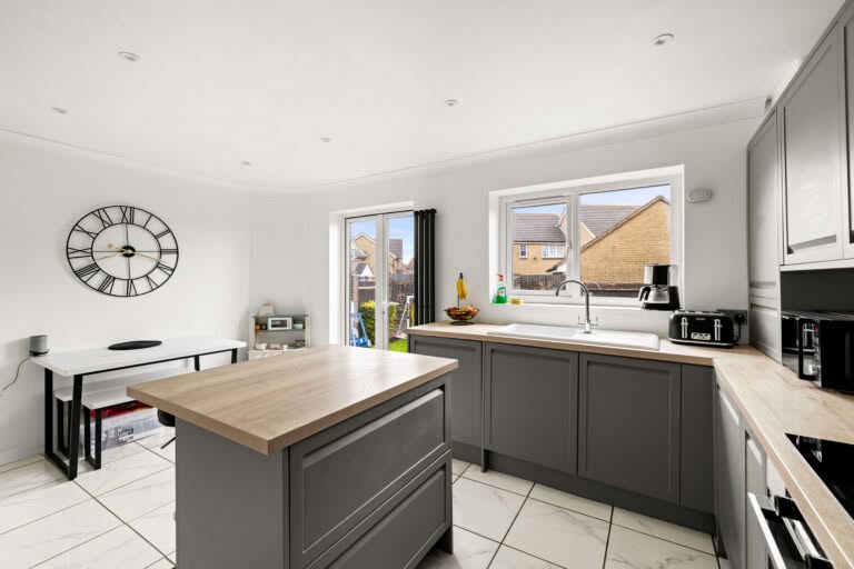 3 bedroom Semi-Detached House in Folkestone, Kent