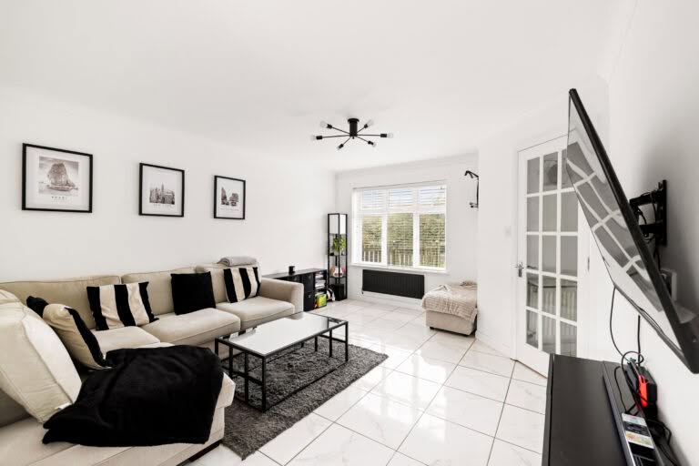 3 bedroom Semi-Detached House in Folkestone, Kent