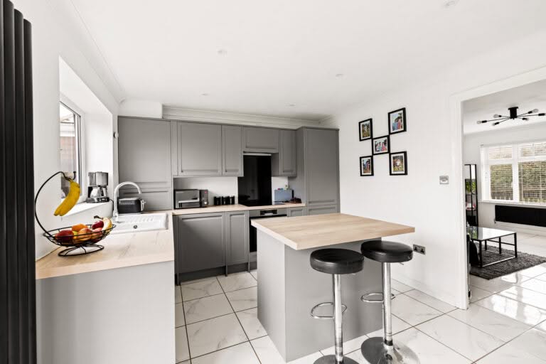 3 bedroom Semi-Detached House in Folkestone, Kent