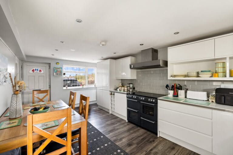 2 bedroom Semi-Detached Bungalow in Folkestone, Kent