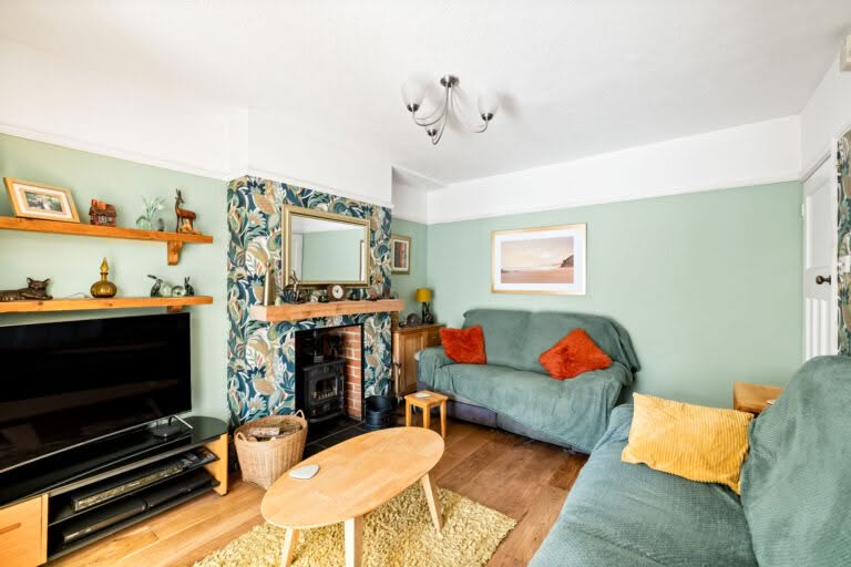2 bedroom Semi-Detached Bungalow in Folkestone, Kent
