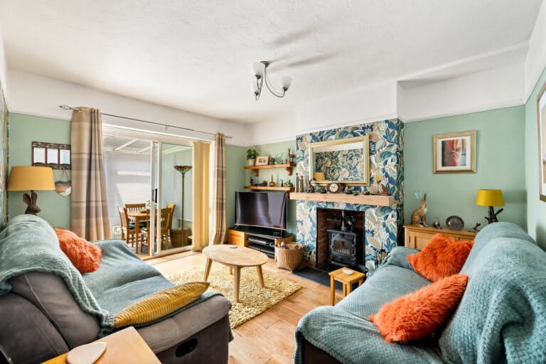 2 bedroom Semi-Detached Bungalow in Folkestone, Kent