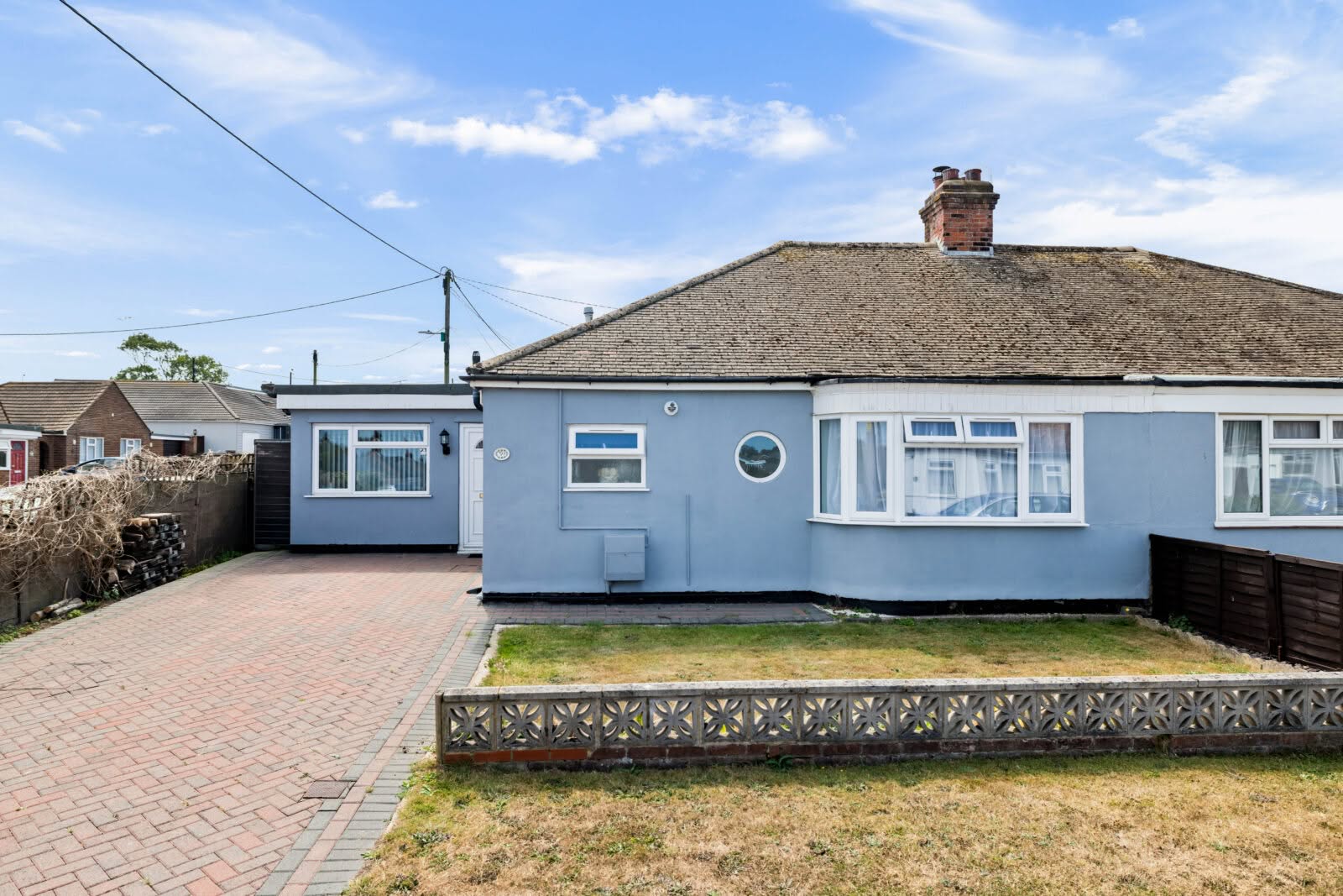 2 bedroom Semi-Detached Bungalow in Folkestone, Kent