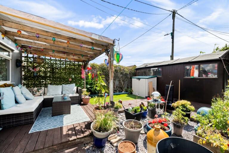 2 bedroom Semi-Detached Bungalow in Folkestone, Kent