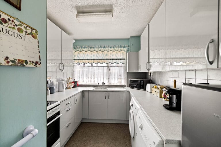 3 bedroom Detached Bungalow in Folkestone, Kent