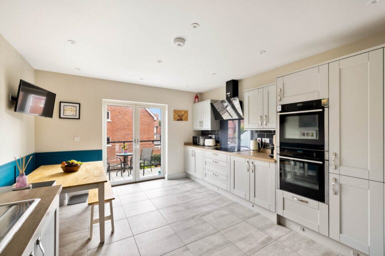 4 bedroom Semi-Detached House in Folkestone, Kent