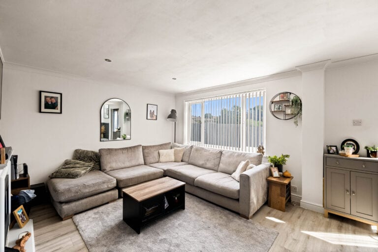 3 bedroom Semi-Detached House in Folkestone, Kent